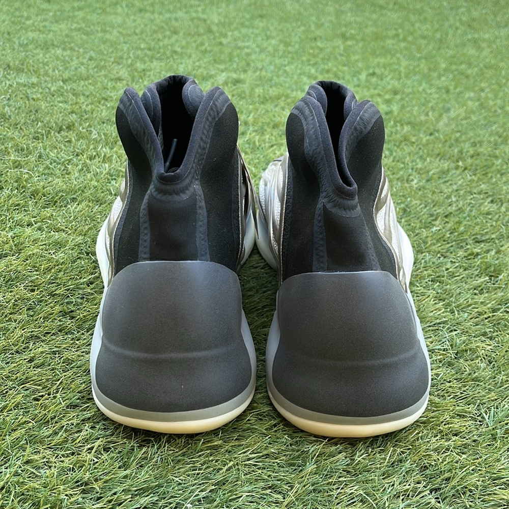 Adidas Yeezy Quantum - Picture 3 of 5
